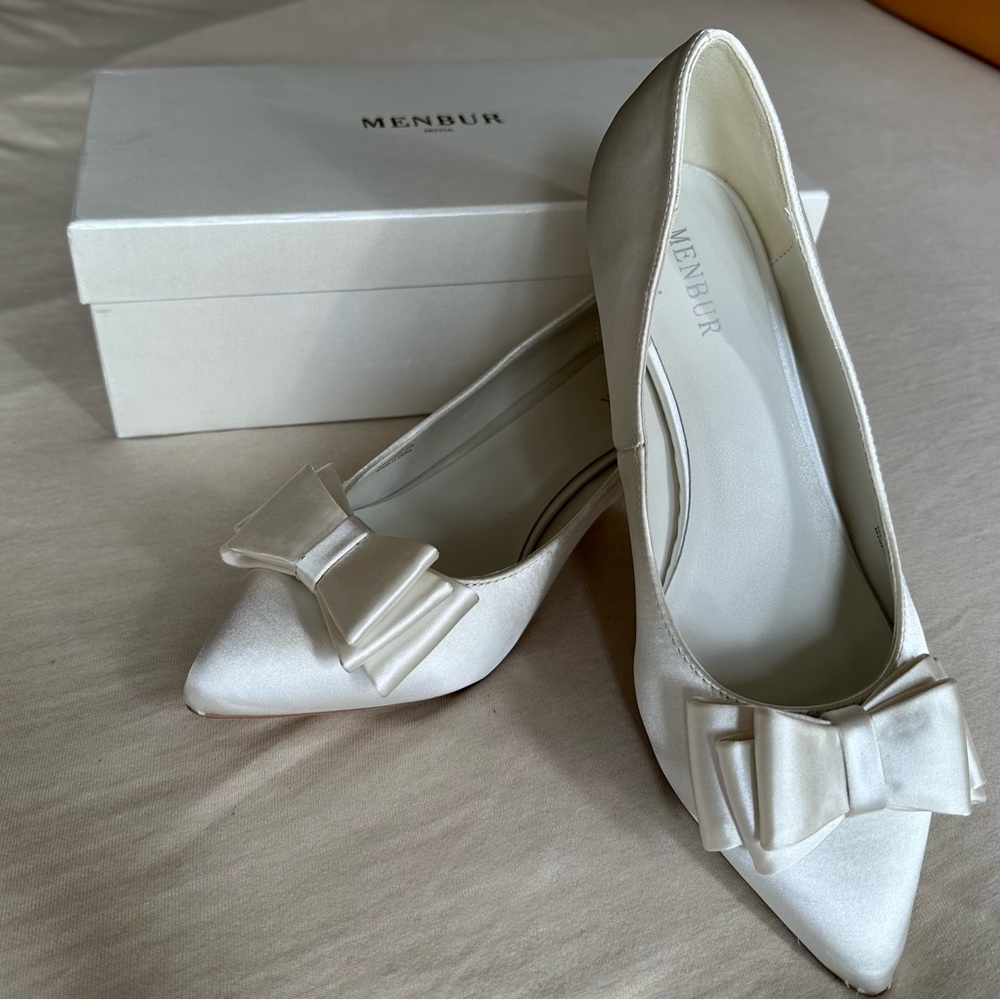 Menbur Bridal Pumps with bow detail. Ivory. Size EU 40/US 9. New in Box.